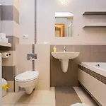 Hamilton - Atlantis 4* Krakkó